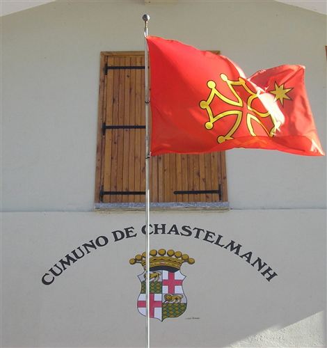 Castelmagno-Municipio e la bandiera occitana (Foto Ezio Donadio)